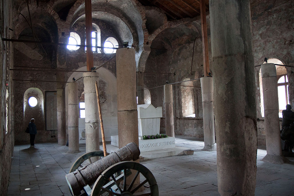 Във вътрешността на църквата св.Архангел Михаил в Перущциа