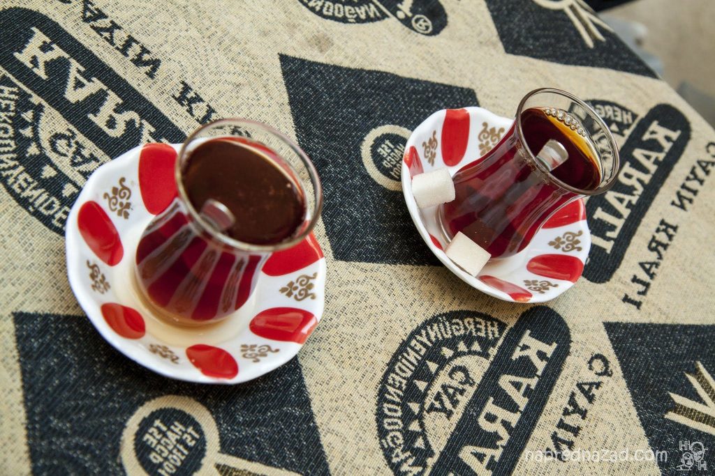 Турски чай в типични чаши