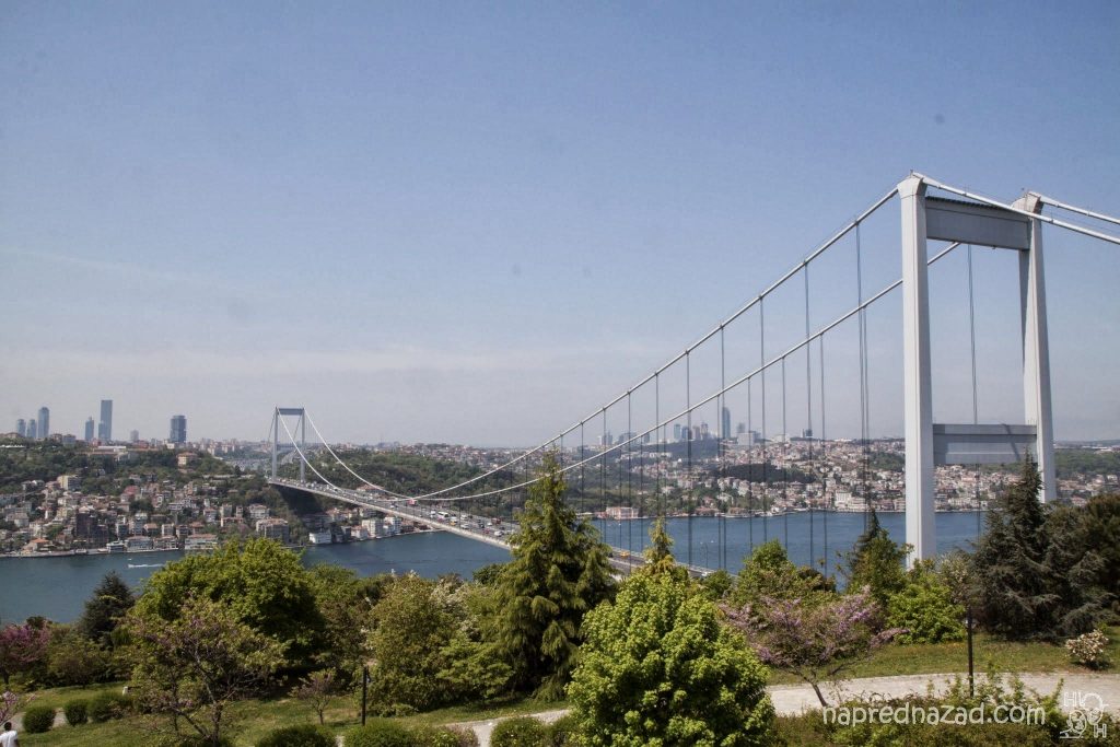 Присичането на моста Фатих над Босфора, може да ви отнеме часове в часовете с трафик
