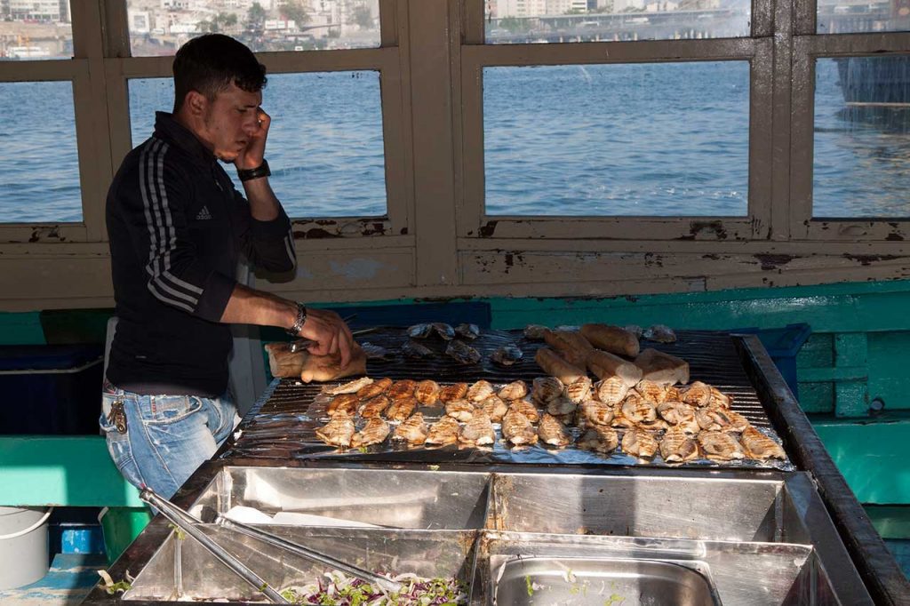 Скумрията се пече върху скара на корабче на пристан в Злагния рог. Крайния продукт се нарича balık ekmek