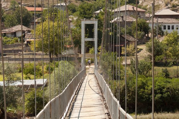 Въженият мост водещ до село Ненково