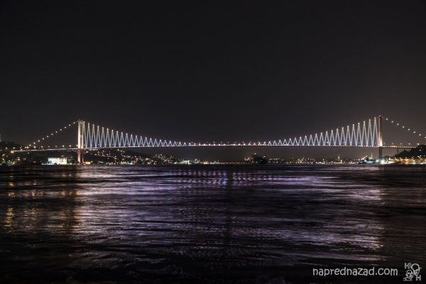 Първият мост над Босфора е красиво осветен през нощта