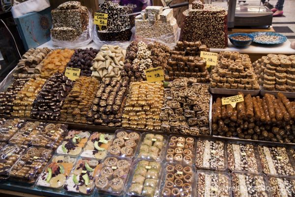 Разнообразие от сладкиши на Египетския пазар