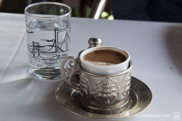 Турско кафе с чаша вода
